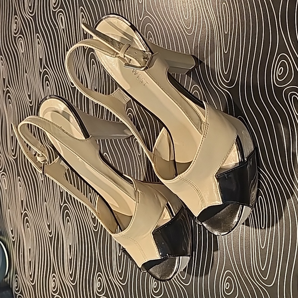 Nine West heels Size 7 cream leather with black patent leather